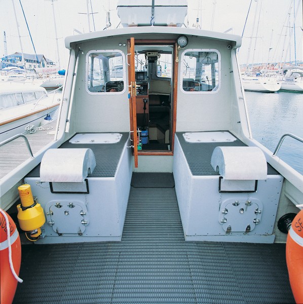 Interlocking boat mats providing drainage and traction on a wet marine deck